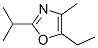 Oxazole, 5-ethyl-4-methyl-2-(1-methylethyl)- (9CI) CAS#: 102586-54-9